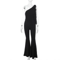 Detail eines schwarzen One-Shoulder-Jumpsuits mit Trägern und schmaler Schlaghose - XS / Schwarz