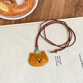 Détail du pendentif ours mignon en résine avec chapeau de fête sur collier cordon marron - Ours Brun Avec Chapeau Bleu
