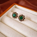 Orecchini a fiore vintage con pietre preziose verdi e accenti dorati in una scatola - Orecchini ad Ago in Argento-Verde