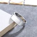 Anello minimalista da 7mm in acciaio al titanio argento su sfondo di pietra grigia - US 6 / Color Acciaio