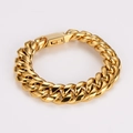 Detalle de pulsera de eslabones cubanos en acero inoxidable dorado con cierre cuadrado - Pulsera Color Oro 16mm