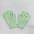 Detail of light green coral fleece gloves with soft texture and elastic cuffs - One Size / Light Green