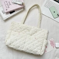 Detailansicht der weißen Stepp-Tote Bag mit Blumenstickerei und Logo-Aufnäher - Bunte Schleife
