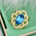 Anello a fiore dorato con pietra blu ovale in una scatola portagioie verde chic - Blu