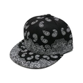 Cappellino snapback a tesa piatta con motivo paisley bianco e nero in stile streetwear - M (56-58cm) / Nero
