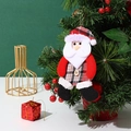 Dettaglio di Babbo Natale in peluche con tessuto a quadri appeso all'albero di Natale - Babbo Natale