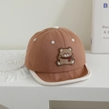 Dettaglio cappellino marrone neonato con ricamo orsetto e fori a forma di fiore - 48-50cm (1-2 anni) / Stile orso / Arancione