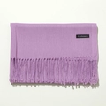 Détail d'écharpe en cachemire violette avec texture douce et bordure à franges chic - 70cm / Violet Taro