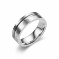 Detailansicht eines Titanstahlrings mit mattierter gebürsteter Oberfläche und Mittelrille - Größe 6 / Silber