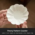 Sottotazza in ceramica bianca con rilievo di peonia e bordi a conchiglia - Sottobicchiere/Piattino con Motivo a Peonia