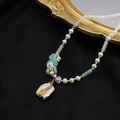 Long collier avec pendentif en perle baroque et pierres d'amazonite sur tissu noir élégant - Collier Pendentif Carré Amazonite Baroque
