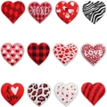 Vista dettagliata di 12 toppe ricamate a forma di cuore rosso con motivi vari per vestiti - Set di 12
