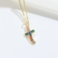 Collana minimalista in oro con pendente a croce e vivaci pietre di zircone colorate - Croce Curva in Zirconia Multicolore Oro