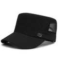 Dettaglio del cappello nero outdoor con rete traspirante e logo metallico laterale - Regolabile / Nero