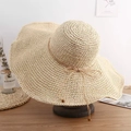 Cappello di paglia estivo a tesa larga con fiocco decorativo e perline in legno - M (56-58cm) / Beige