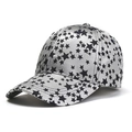 Casquette de baseball métallisée argentée avec motifs étoiles noires et visière courbée - Blanc