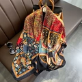 Élégant foulard en soie aux motifs floraux multicolores drapé sur un canapé en cuir - 24123 - Image Principale / 110*110CM