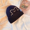 Dunkelblaue Winter-Strickmütze mit süßer Bärenstickerei und modischem Umschlagdesign - Einheitsgröße / Schwarz