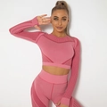 Détail de la texture côtelée sans couture gris-rose et découpes sur l'ensemble yoga - XS / Rouge pastèque