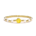 Elegante bracciale elastico con perline metalliche, perle bianche e ciondolo smaltato C - Ciondolo in smalto giallo lettera C / Giallo