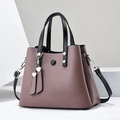 Borsa a mano da donna in pelle PU marrone rosa con ciondolo a cuore e tracolla - Viola