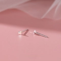S999 Sterling Silber Herz Ohrstecker mit buntem Zirkon auf rosa Leder Hintergrund - 990 Silber / 3mm / Weißgold