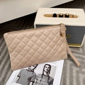 Pochette matelassée en cuir abricot avec fermeture éclair dorée et dragonne amovible - Kaki