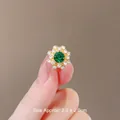 Broche fleur en cristal vert plaqué or avec pierre centrale ronde et zircons blancs - Style Gypsophile (0273) / Env. 2.0x2.0cm