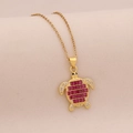 Collana con tartaruga dorata con cristalli rossi quadrati e zirconi brillanti - Rosa Rosso
