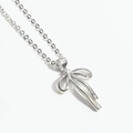 Gros plan du collier pendentif nœud argenté avec un zircon scintillant sur fond blanc - Nœud Argenté avec Zircone Blanc / Argenté