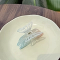 Detalle de una pinza para el pelo de mariposa con acrílico azul degradado y cristales - Pinza de Mariposa Degradado Azul Naranja