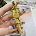Dettaglio dell'orologio rettangolare dorato con maglie multistrato a forma di campanella - Oro