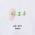 Detalle macro de adornos para uñas de manzana verde 8x8mm con borde plateado en uña - Melocotón Verde Claro (Base Plateada) (8330)