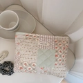 Detalle del neceser acolchado de algodón floral con etiqueta bordada de Simple Wish - Beige con flores geométricas