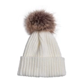 Dettaglio del berretto in maglia a coste bianco con un grande pompon di pelliccia marrone - Adulto / Bianco