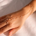 Elegante anello a catena d'oro con perle bianche e ciondolo a cuore per un look delicato - Cerchio dorato con perle