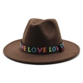 Détail d'un chapeau fedora marron foncé avec ruban noir et broderie LOVE colorée - Café Foncé