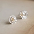 Boucles d'oreilles lotus hexagonales argentées avec perle blanche centrale - Boucles d'Oreilles Perles Lotus Double Géométriques