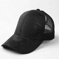 Vista dettagliata di un cappellino sportivo mimetico nero con retro traspirante - Regolabile / Nero