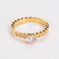 Detail eines wabenförmigen Goldrings mit einem funkelnden Diamanten und Seitenzirkonia - US 5 / Gold