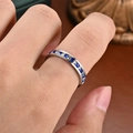 Eternity-Ring mit quadratisch geschliffenen blau-weißen Steinen in silberner Fassung - US 5 / 4mm Blau-Weiße Zirkonia / Blau Weiß