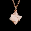 Nahaufnahme des handgefertigten Merkabah-Stern-Anhängers aus rosa Kristall mit Golddraht - Antik-Kupfer + Rosenquarz
