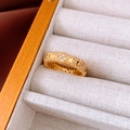 Makroaufnahme eines 18K Goldrings mit Kleeblatt-Design, Diamanten und Perlenrand - Vierblättriges Kleeblatt Pavé Perlenrand Stil(VCA-Style)