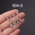 Close-up van 8 roestvrijstalen oorknopjes met tribale en geometrische patronen - Vleugels/Totem Stijl (1#) / Zilver