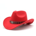Détail du chapeau de cowboy en feutre rouge avec bande en cuir et rivets argentés - Rouge