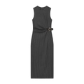 Robe midi sans manches gris foncé à rayures fines avec boucle dorée sur fond blanc neutre - S / Rayé Gris