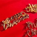 Dettaglio di toppers per torta Merry Christmas in acrilico dorato su velluto rosso - Oro Buon Natale
