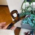 Dettaglio di un grande fermaglio per capelli tartarugato ambra con molla in metallo dorato - Tartaruga Chiara Lucida
