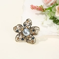 Spilla a fiore vintage in bronzo con perla grigia e strass colorati brillanti - Stile Perla Artificiale Grigia Petalo Cavo