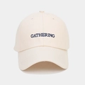 Λεπτομέρεια από το κέντημα GATHERING και τις ραφές στο βαμβακερό καπέλο μπέιζμπολ - Ρυθμιζόμενο / Μπεζ